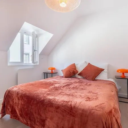 Bright House Center 4 To 6 People *
