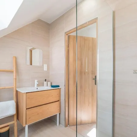 Bright House Center 4 To 6 People Apartment