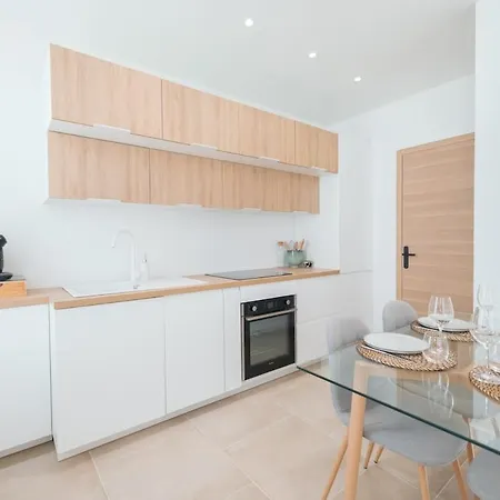 Bright House Center 4 To 6 People *