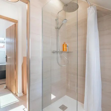 Bright House Center 4 To 6 People