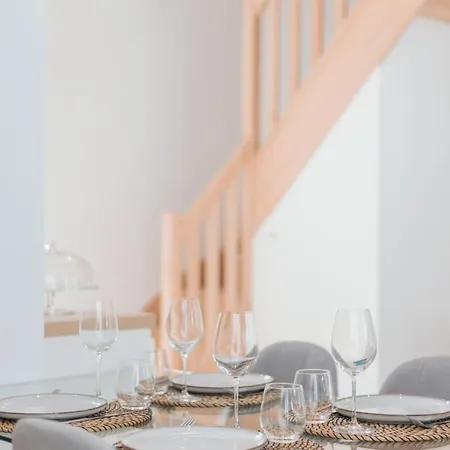 Bright House Center 4 To 6 People